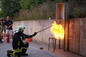 200ml Wasser in eine Pfanne mit heißem Öl